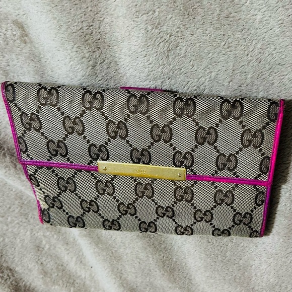 Gucci Handbags - Gucci wallet Pink
